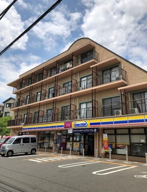 【町田市真光寺町のマンションの建物外観】