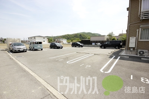 【徳島市八万町のアパートの駐車場】