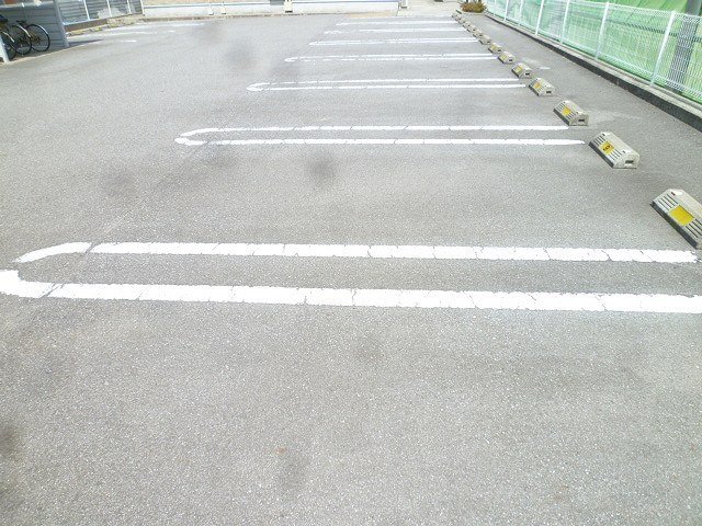 【高岡市柴野内島のアパートの駐車場】