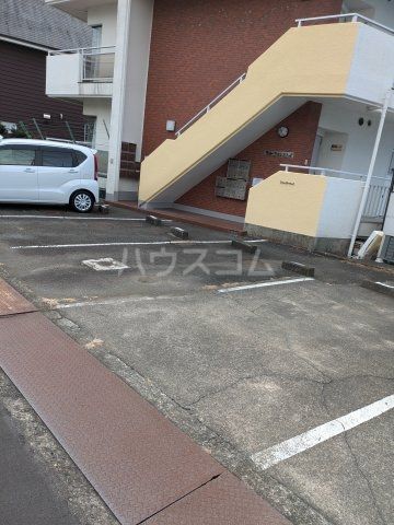 【沼津市南本郷町のアパートの駐車場】