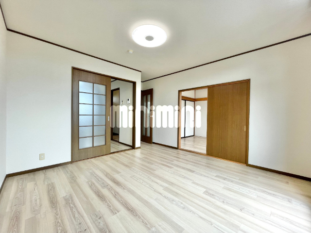 居室・リビング　洋室は新品のフローリングにリフォームいたしました。