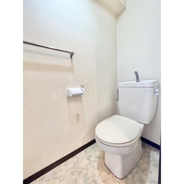 トイレ　※同間取り別室の写真となります。