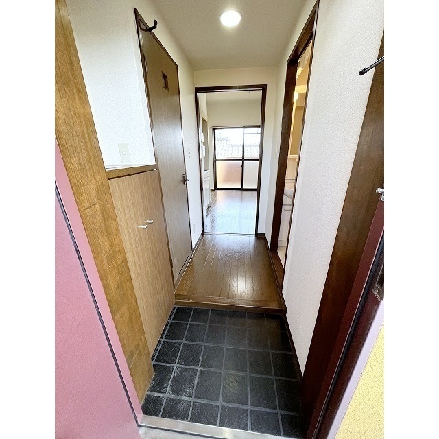 玄関　※同間取り別室の写真となります。