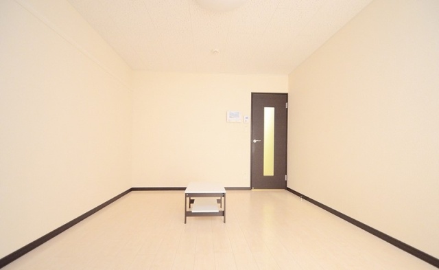 居室・リビング　同物件、別号室のものです。