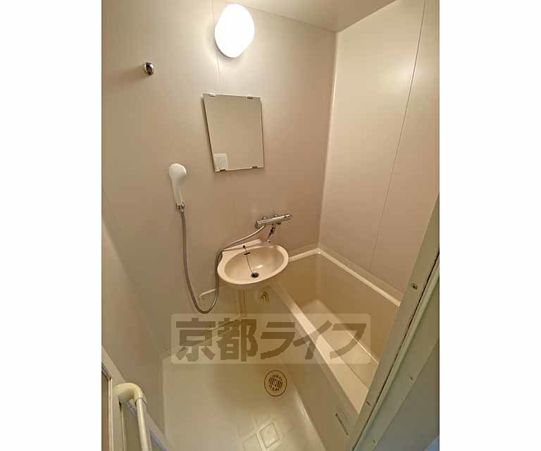 バス・シャワールーム　バス・トイレ別でゆったりと入浴できます。