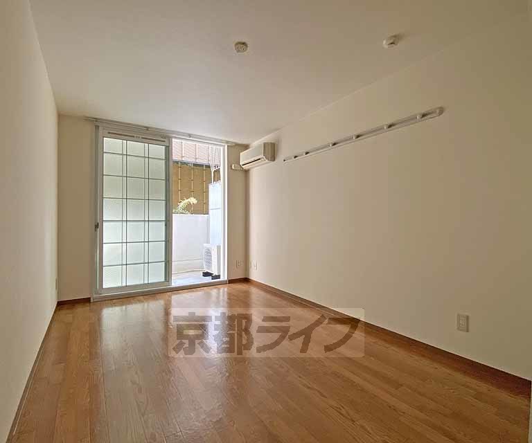 居室・リビング　オール電化の物件です。オートロックに宅配ボックス付き、...