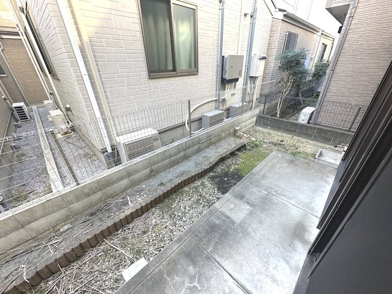 庭　１階部分のテラスでガーデニングがお楽しみいただけます