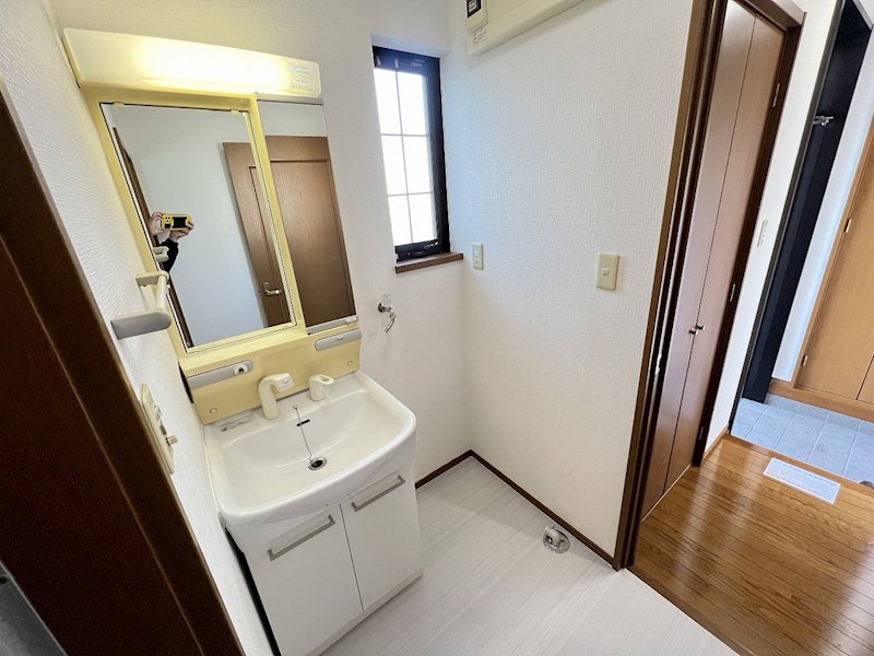 洗面設備　収納も豊富な独立型洗面化粧台