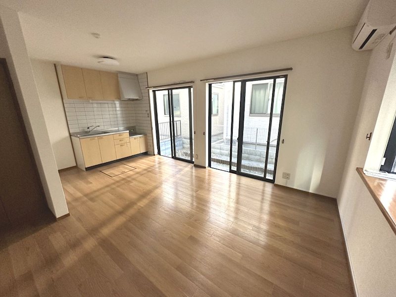 居室・リビング　ＬＤＫは11帖、南向きの明るい室内