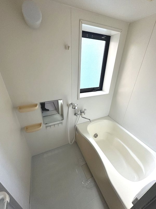 バス・シャワールーム　窓付きの明るい浴室