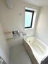 バス・シャワールーム　窓付きの明るい浴室