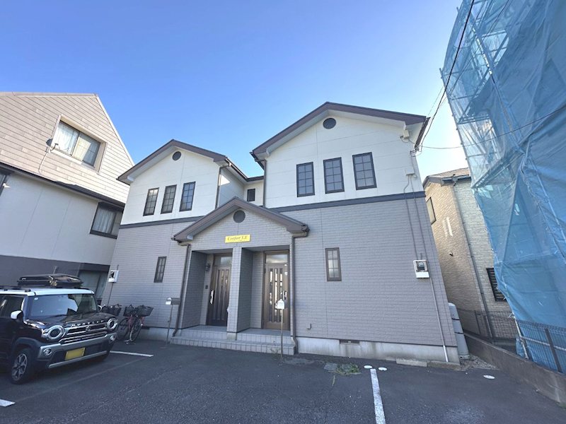 建物外観　平成１２年築、戸建て感覚のメゾネットタイプ