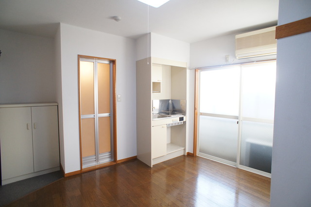 居室・リビング　室内は落ち着いたぬくもりのあるフローリングです