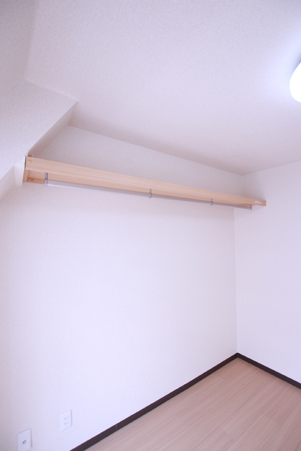 その他設備　★洋室にハンガーパイプあり★