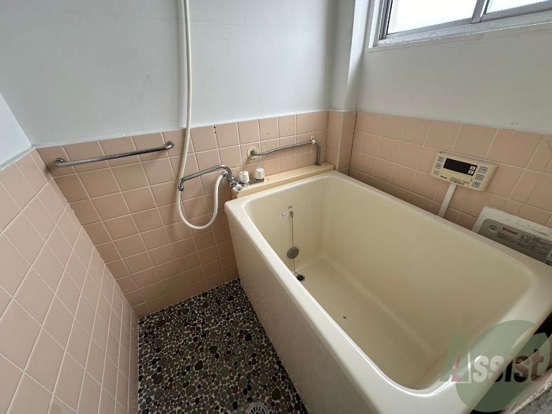 バス・シャワールーム　お風呂場は手すりが付いていて大きな浴槽がありますね。