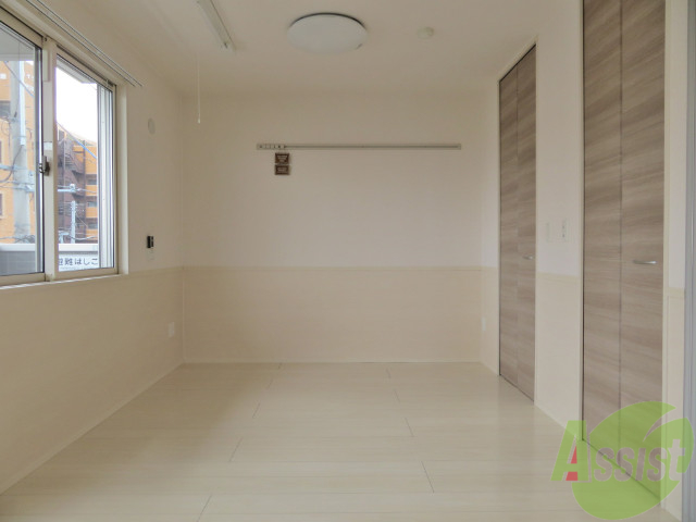 その他部屋・スペース　寝室を別の角度から撮影しました。お昼寝したくなりますね。