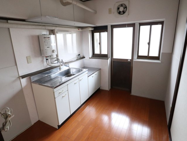 キッチン　※写真は別の部屋のものです。