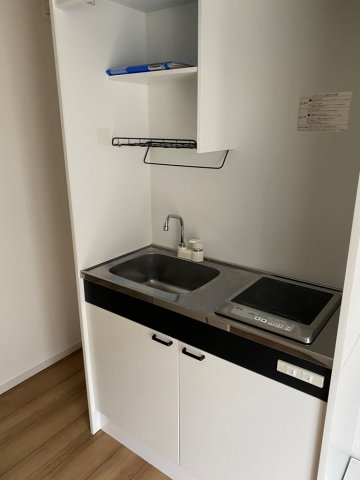 キッチン　IHクッキングヒーター１口付きで左側が冷蔵庫置場です♪