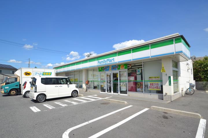 コンビニ　ファミリーマート（コンビニ）まで682m