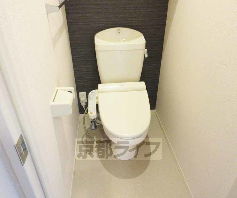 トイレ　ウォシュレット付き。