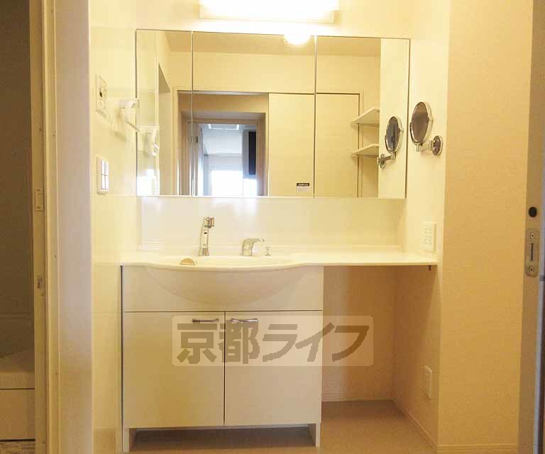 洗面設備　大きな鏡がある独立洗面台です。