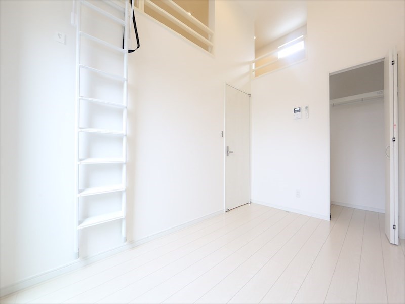 居室・リビング　洋室5帖　ロフト5.2帖（収納にも寝室にも使えます）