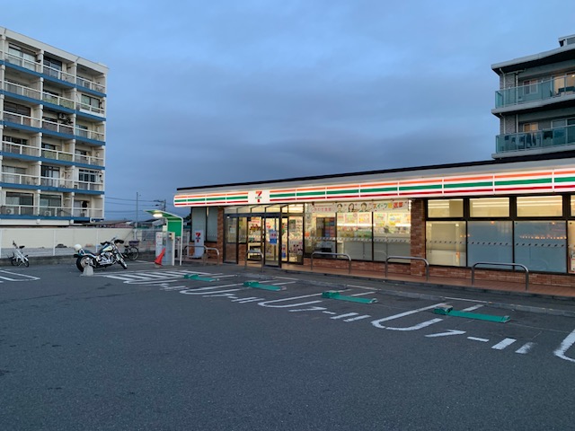 コンビニ　セブンイレブン茅ヶ崎サザンビーチ店（コンビニ）まで589m