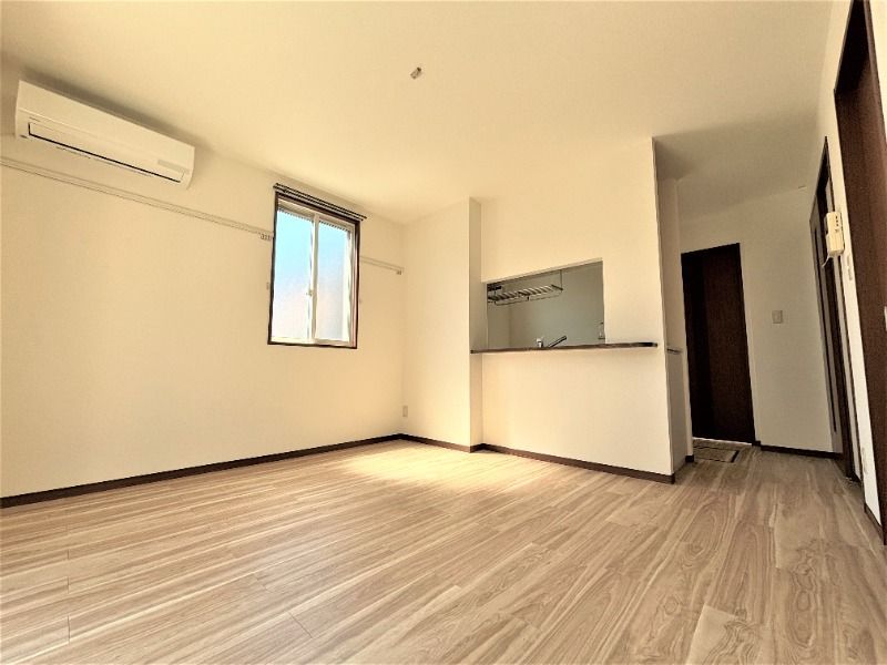 居室・リビング　※別号室の写真となります。