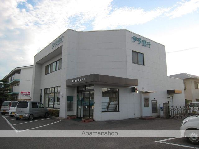 銀行　伊予銀行富田支店（銀行）まで942m