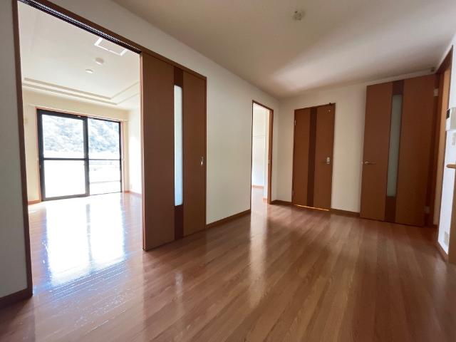 居室・リビング　リビングから洋室