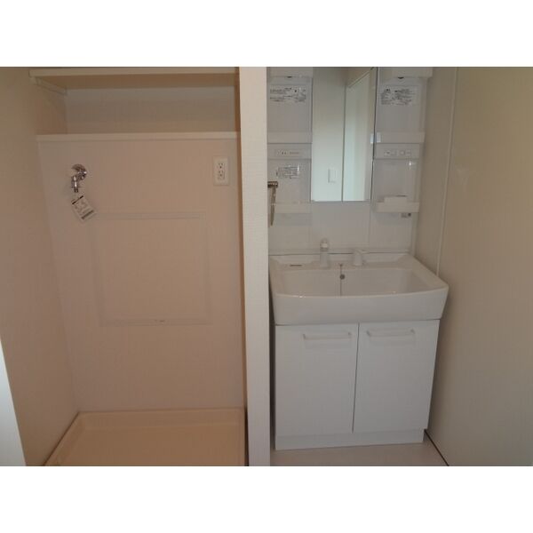 洗面設備　洗面所内に室内洗濯機置き場がついてます！