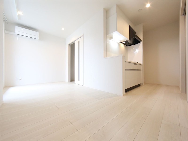 居室・リビング　ＬＤＫ10.2帖　システムキッチン　エアコン完備　同仕様写真