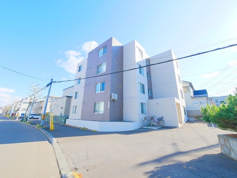 建物外観　角地に建つ、陽当たり良好のマンションです♪