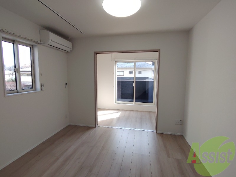 居室・リビング　広くきれいなリビングは明るい光も良く差します。