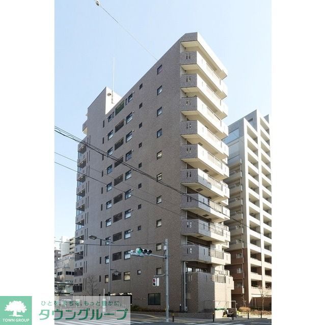 建物外観　建物手前側にゴミ置場