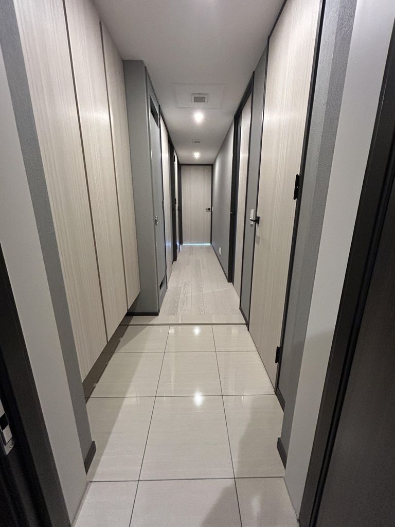 玄関　玄関は大理石調タイル貼り。右側に収納、左にはシューズボックス