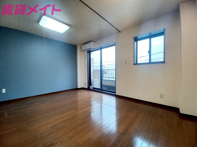 居室・リビング　同建物別部屋写真です