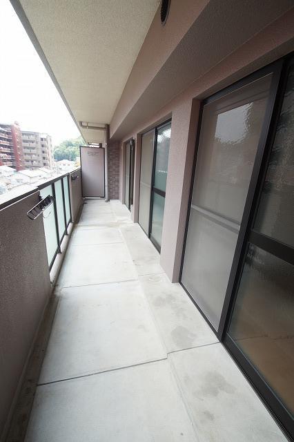 バルコニー　暖かな日差しのふりそそぐバルコニー