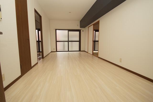 居室・リビング　こちらのリビングで趣味の時間をお楽しみください