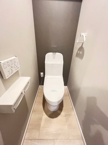 トイレ　落ち着いた色調のトイレです