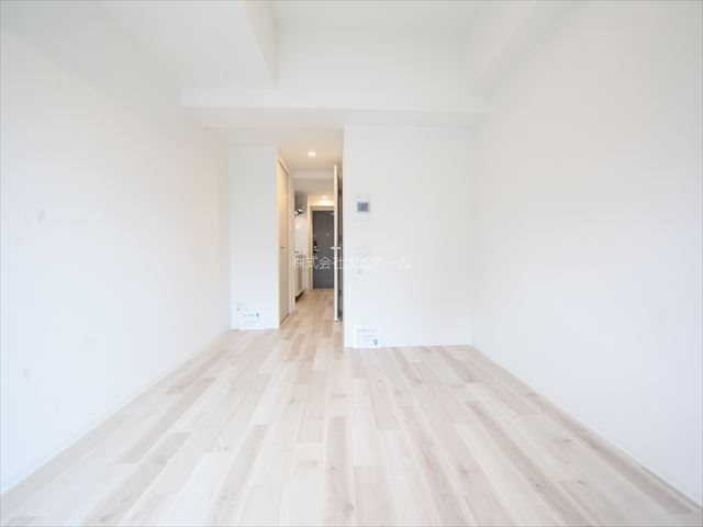 居室・リビング　洋室8.2帖　エアコン完備　バルコニーに面しています