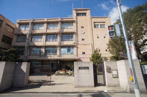 中学校　大阪市立 瓜破西中学校（中学校）まで203m