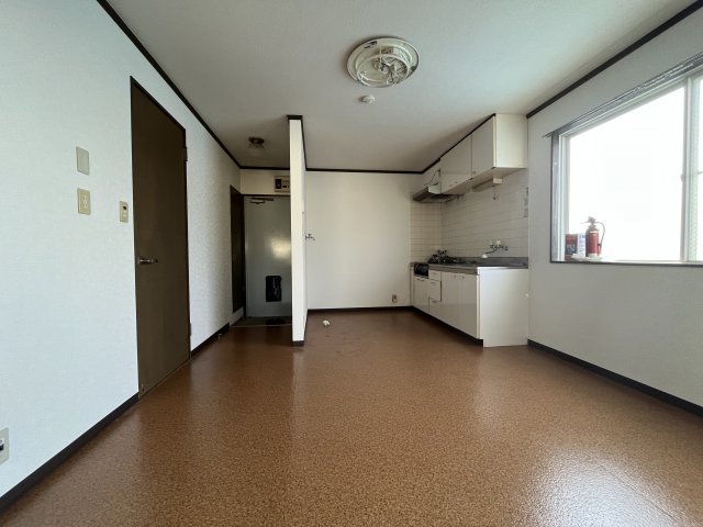 居室・リビング　最上階角部屋で綺麗なDKです♪