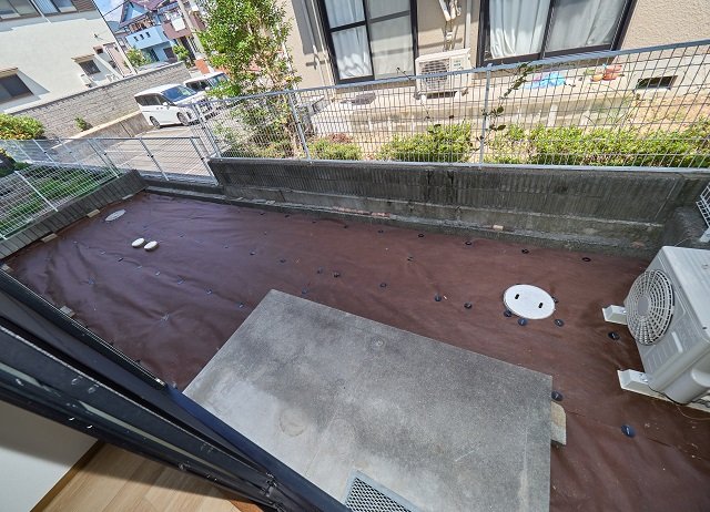 庭　防草シートで覆っています
