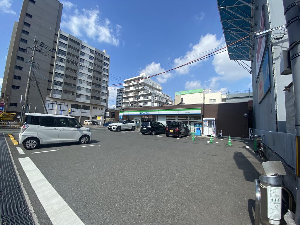 コンビニ　ファミリーマート小倉三萩野店（コンビニ）まで212m