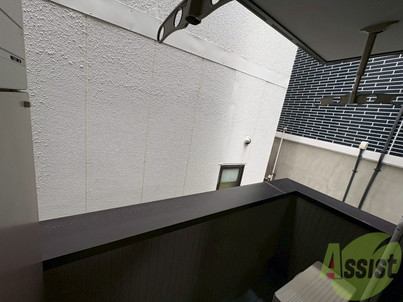 バルコニー　バルコニーに物干しがあるので洗濯物が干せます。