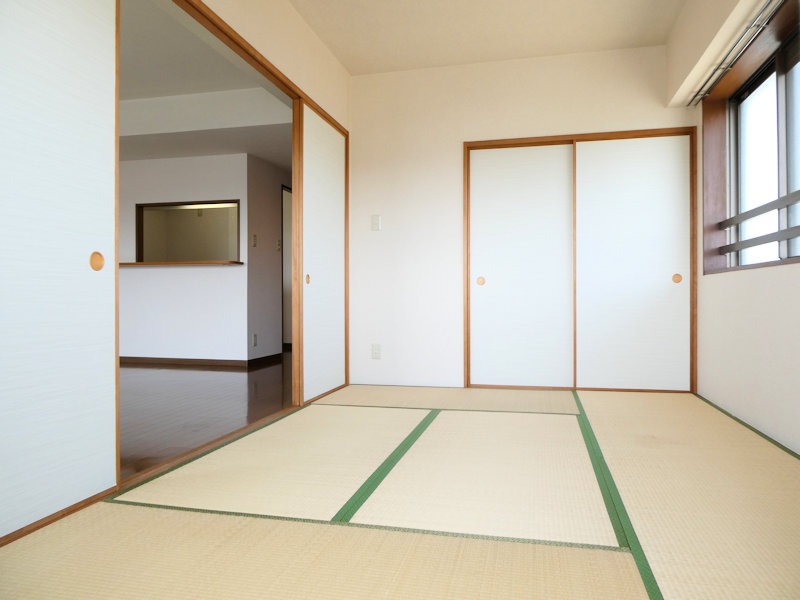 その他部屋・スペース　リビングと繋がる和室・２面採光がとれて風通し、陽当たり良好♪