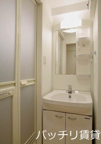 洗面設備　別部屋写真の為現状を優先致します。