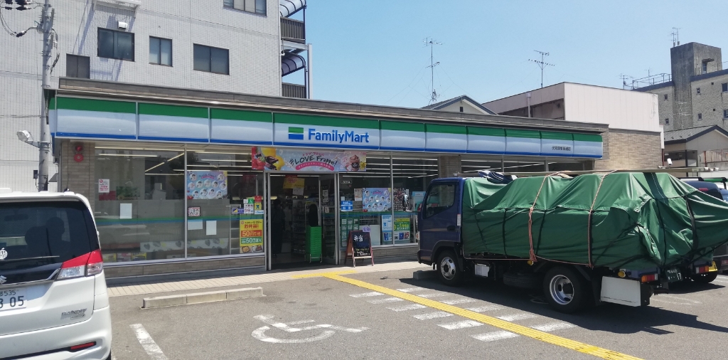 コンビニ　ファミリーマート　師団街道深草店（コンビニ）まで54m