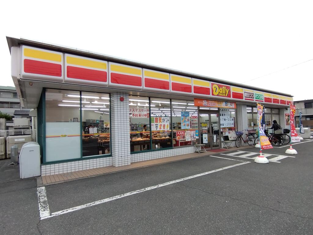 コンビニ　デイリーヤマザキ足立島根店（コンビニ）まで391m